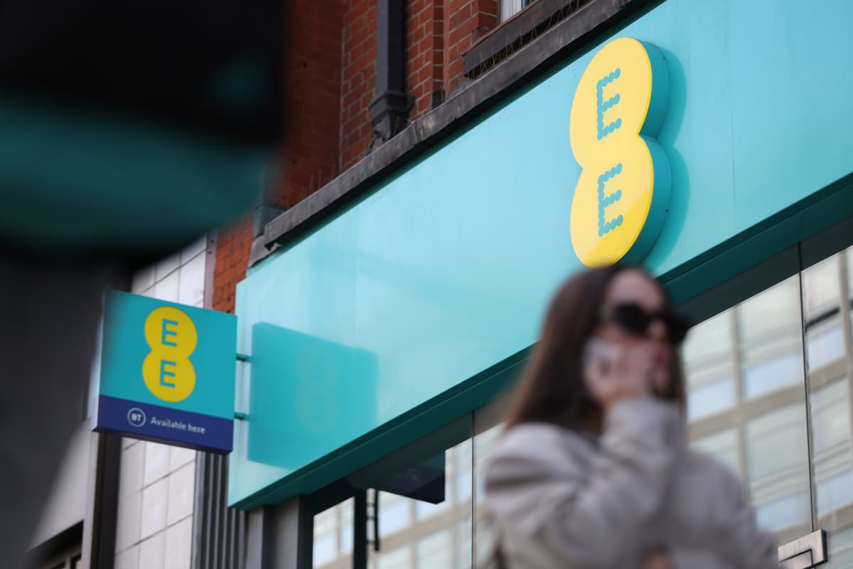 Is EE down in the UK? Customers report mobile and broadband issues on ...