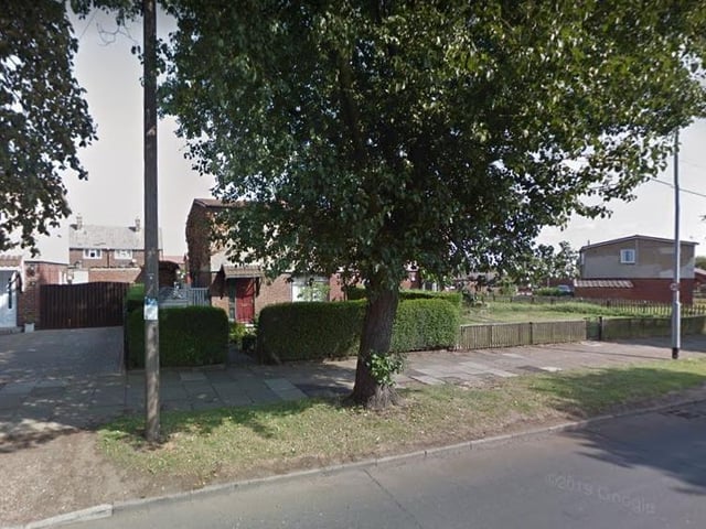 Some WF10 4 postcodes are covered by this LSOA in East Castleford. Streets that fall in the LSOA include Queen's Park Drive, Ruskin Drive and Ruskin Place.