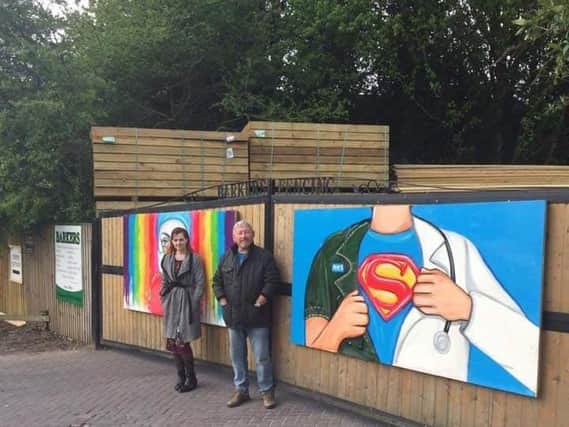 An artist who has been painting murals around Pontefract is auctioning some of her work to help the NHS and the Prince of Wales Hospice