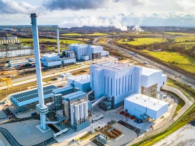 Energy company SSE has agreed to sell its share in the Ferrybridge Power Station site for almost £1 billion.