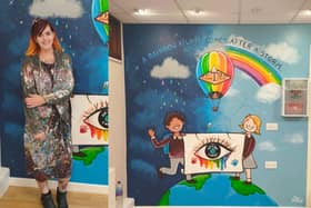 A Pontefract artist renowned for her inspiring murals has teamed up with a local primary school to produce a new motivational artwork