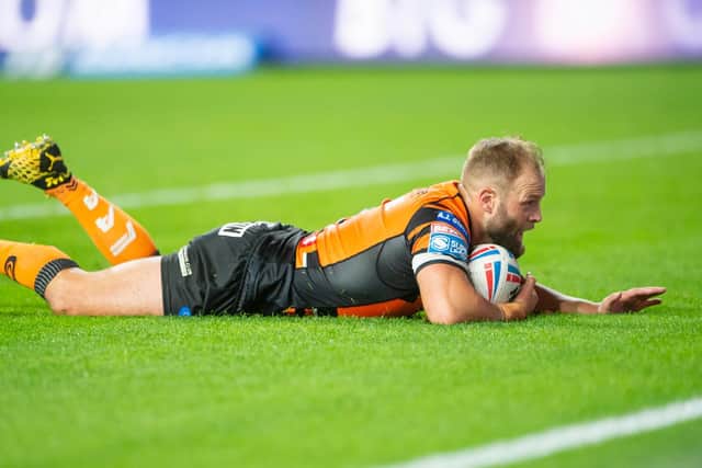 Picture by Allan McKenzie/SWpix.com - 03/09/2020 - Rugby League - Betfred Super League - Salford Red Devils v Castleford Tigers - Emerald Headingley Stadium, Leeds, England - Castleford's Paul McShane dives over to score his second try against Salford.