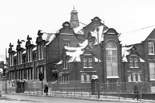 Harehills Primary School after closure, taken in the winter of 1987. The roof of the Victoria building closed in 1986 due to a structural fault which rendered it unsafe and plans were underway to construct two new schools, one in the Bankside area and the other on the Rank Optics site.