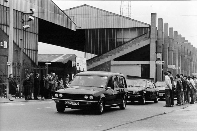 Leeds United fans turned out to pay their respects in October 1987 to former club chairman Manny Cussins.