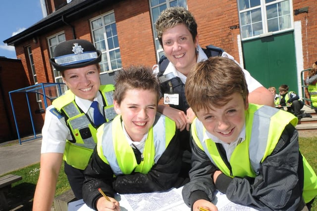 Youngsters complete environmental audits to clear up grot spots around Smawthorne Henry Moore Primary School, Castleford. Pictured L/R: Jack Dawson and Joe Turner with PCSO Samantha Ives and Vicky Jenkins from WDH.