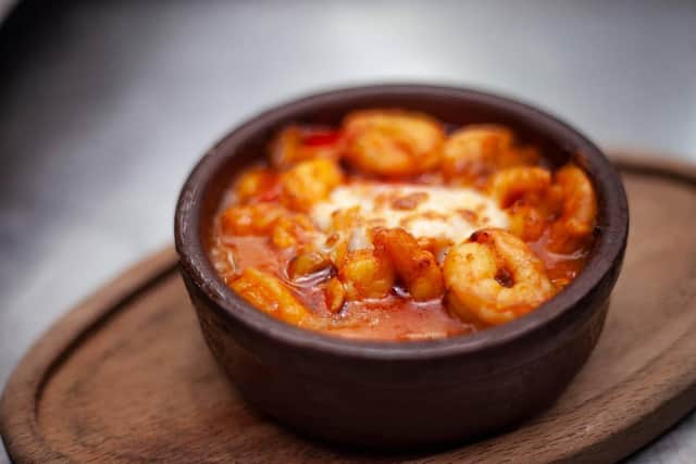 Karides güveç, a traditional bubbling baked prawn dish served in a clay pot