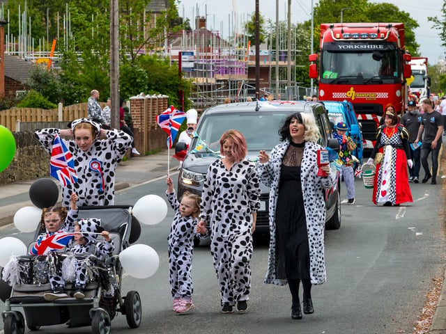Winners of the Group Fancy Dress  -  Alice Smith & Family – Cruella De Ville and 101 Dalmatians