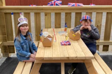 Tracy Winter shared a photo of her children Logan & Isla enjoying picnic.