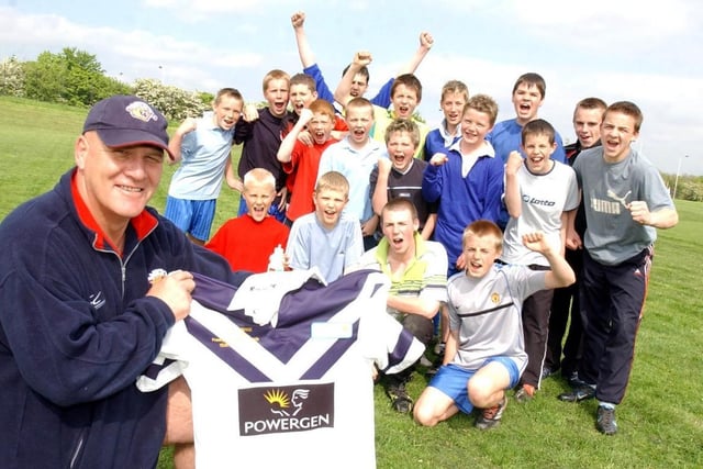 Wildcats coach Shane McNally presents kit to Outwood Grange Y8 RL team.