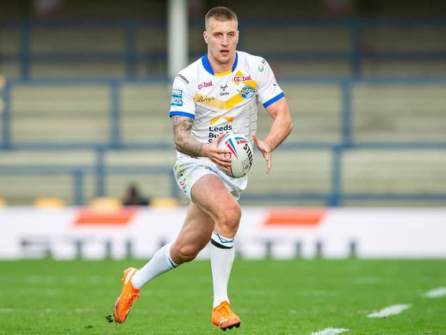 Alex Mellor has joined Castleford Tigers from Leeds Rhinos with immediate effect after signing a two-and-a-half year contract.