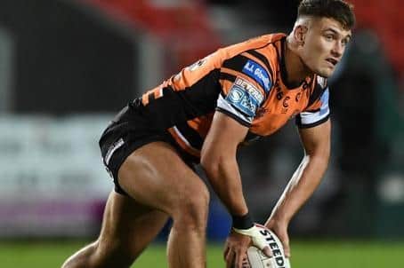 Castleford Tigers have released Jacques O'Neill from his contract with the club to enable him to enter the Love Island television programme.