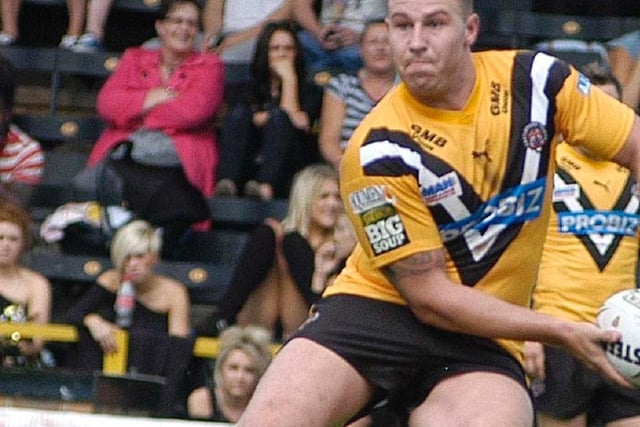 Jamie Ellis had a memorable debut for Castleford Tigers as he set a new club record for the most goals kicked in a Super League match when landing 10 against Huddersfield Giants.