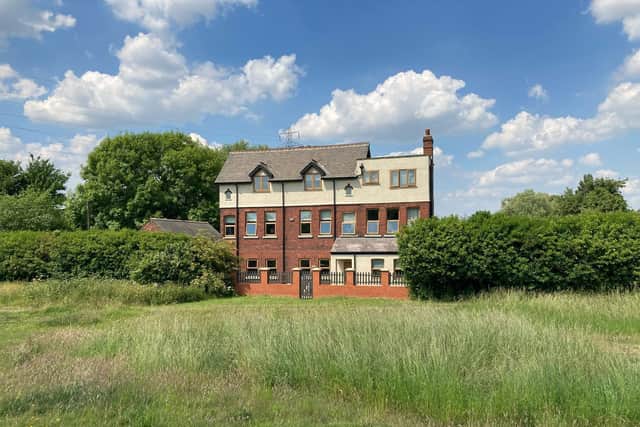 A controversial plan to buy The Old Golf House, on Heath Common, to allow for a £5m extension to a traveller site in Wakefield has been approved by senior councillors.