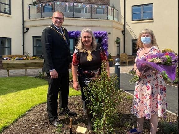NHS ambulance worker and Mayor of Wakefield, Tracey Austin, paid a special visit to Wakefield’s newest luxury care home, Hepworth House, to mark the homes upcoming launch next month.