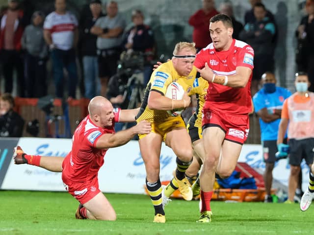 Picture by Dean Atkins/SWpix.com - 11/09/2021 - Rugby League - Betfred Super League Round 24 - Hull KR v Castleford Tigers - Hull College Craven Park, Hull, England - Castelford's Oliver Holmes is tackled by Hull KR's George King & Brad Takairangi.