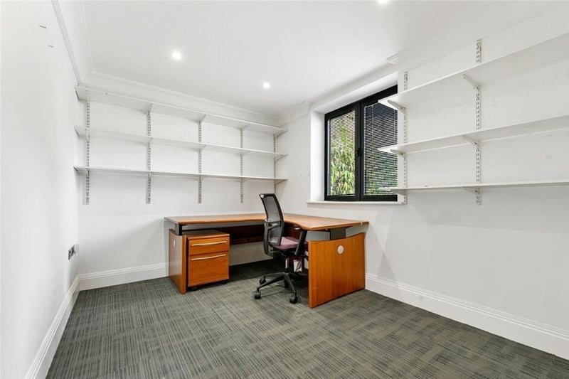 Office or study space, with built in shelving.