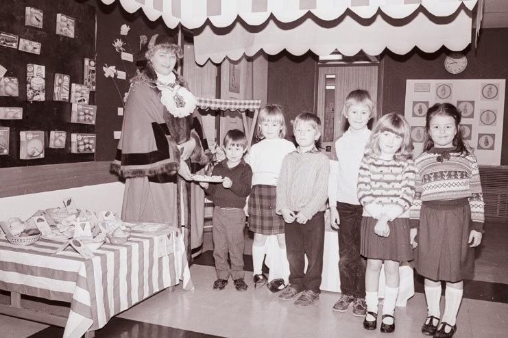 Mayor visits South Parade Infant School in 1985.