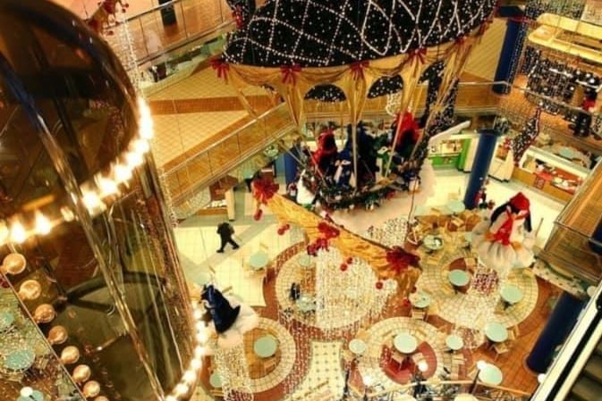 During the festive period, animated displays were often suspended over the food court and down the malls in the centre.