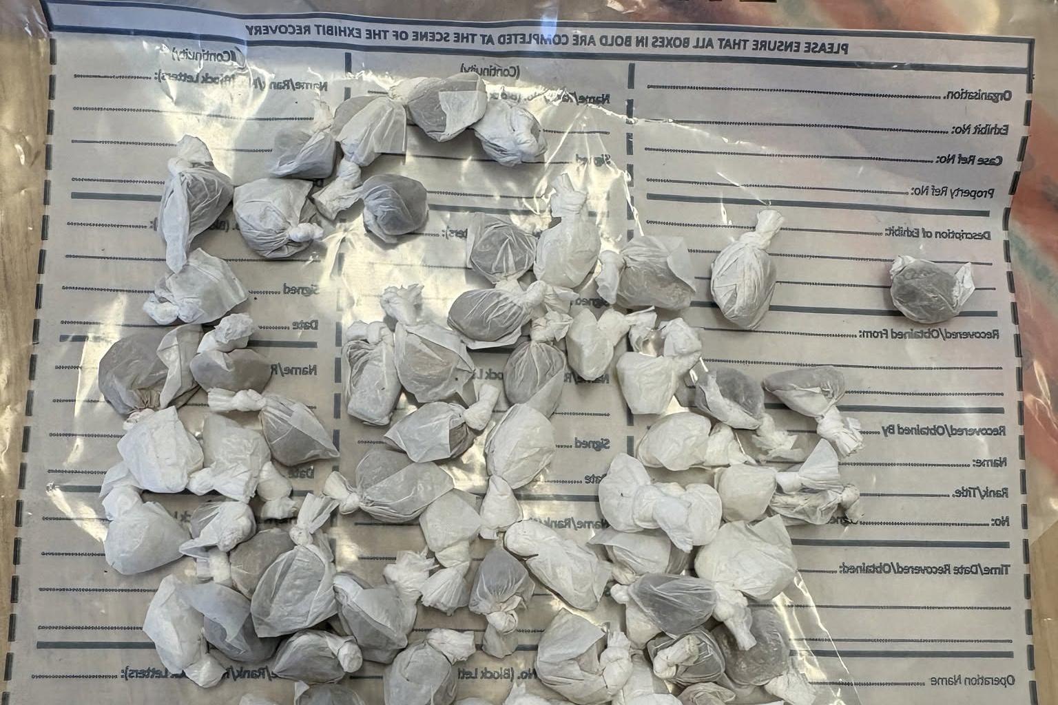 Mann in Eastmoor festgenommen, mutmaßliches Heroin und Crack-Kokain ...