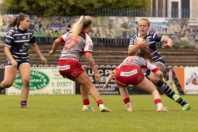 Featherstone Rovers Women on the attack.