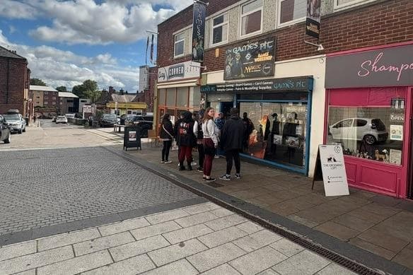 Schlangen in Wakefield für die Veröffentlichung des ...