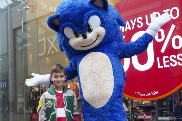 An energetic Sonic the Hedgehog thrilled fans.