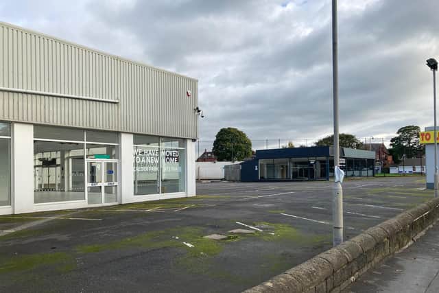Plans for a new warehouse selling alcohol on Barnsley Road, Wakefield, have been approved.