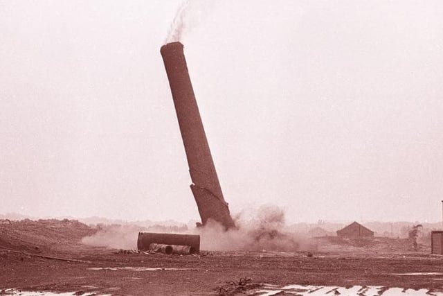 Walton pit chimney demolition in 1983.