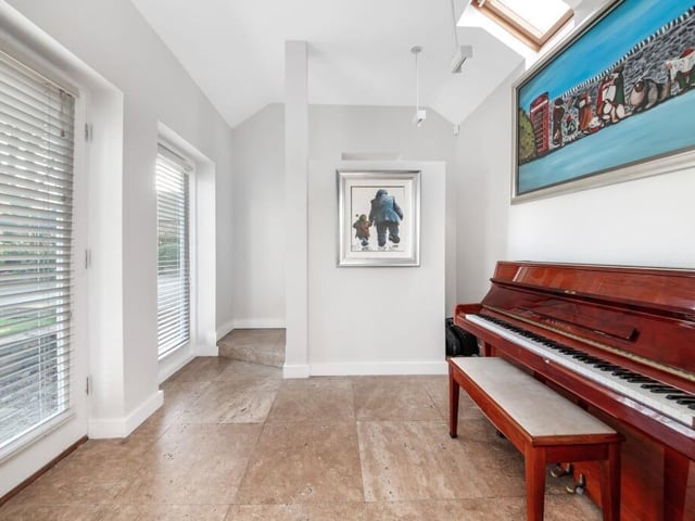 More large windows in this office or music room.