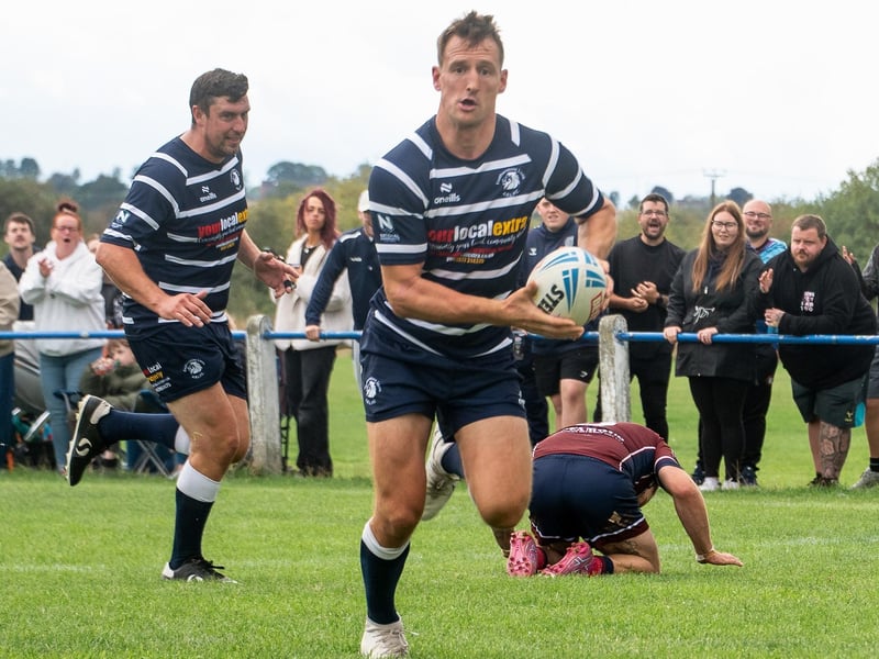 Davi Garahan leaves a Thornhill defender in his wake to score a second half try.