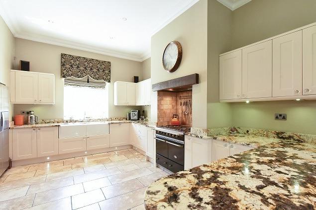 A range cooker within its own feature alcove, and other integrated appliances are among the kitchen facilities.
