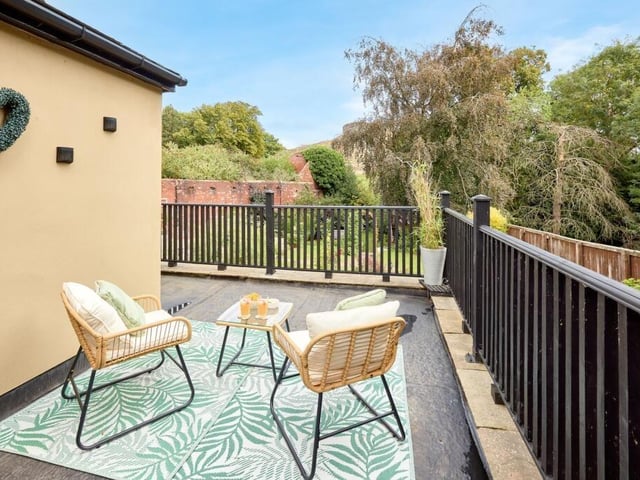 The home benefits from an enviable outlook of Pontefract Castle that can be appreciated from the sash windows throughout the house, as well as the first-floor balcony.