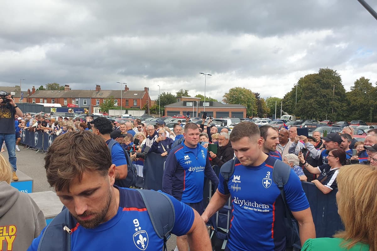 Hunderte Fans von Wakefield Trinity feuern ihr Team zum Grand Final an