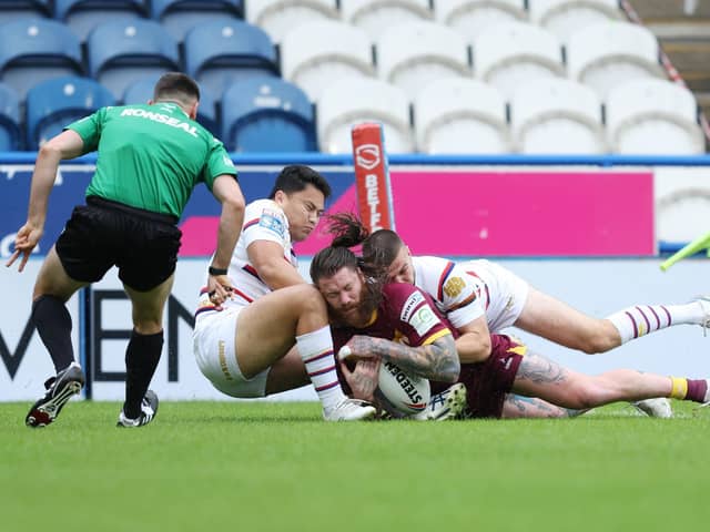 Chris McQueen scores Huddersfield Giants' first try against Wakefield Trinity. (Photo by John Clifton/SWpix.com)