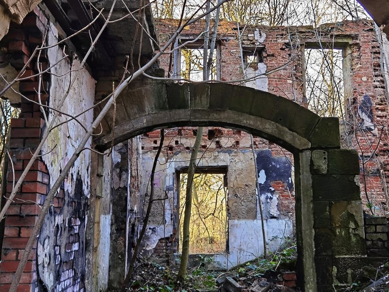 The property belonged to a community of three Knights Templar until 1256.