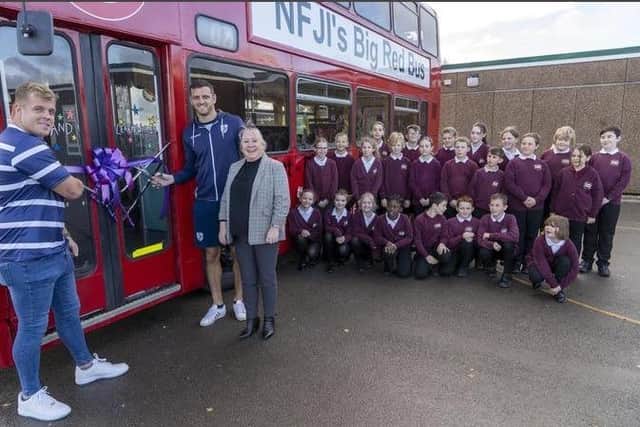 Players from Featherstone Rovers were invited to officially open the bus, pictured with headteacher Michelle Cunnington and excited pupils.