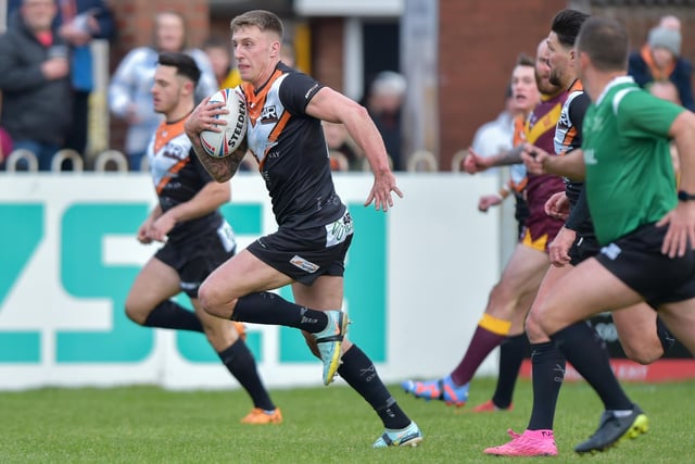 Alex Mellor makes a break to score the opening try for Castleford Tigers.