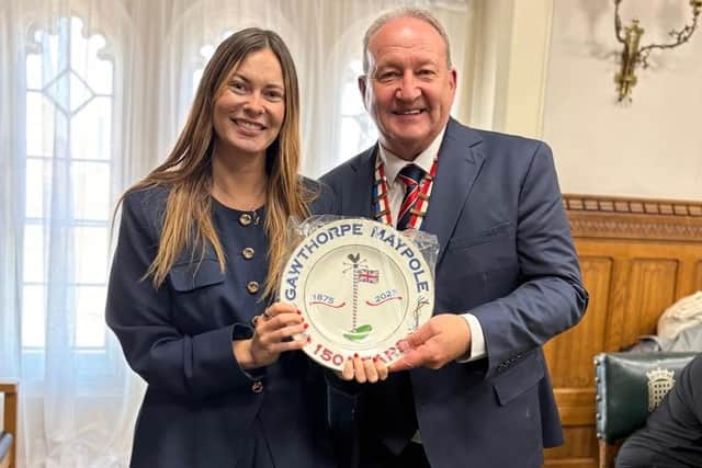 Members took a commemorative plate which marked the 150 years of the Gawthorpe Maypole Committee, as well as a Coal Carrying Championships ‘No10’ top to present to the Prime Minister.
