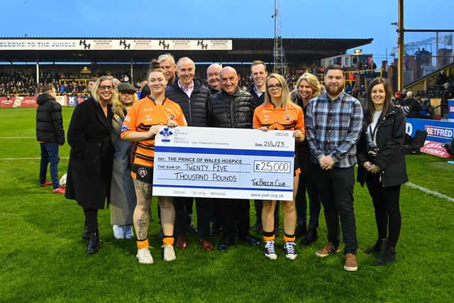 The Breeze Club has presented Pontefract's Prince Of Wales Hospice with a cheque for £25,000. The national fundraising organisation is a partner of Castleford Tigers RLFC.
