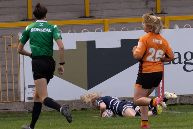 Ellie Lamb dives over for a try for Featherstone Rovers Women.