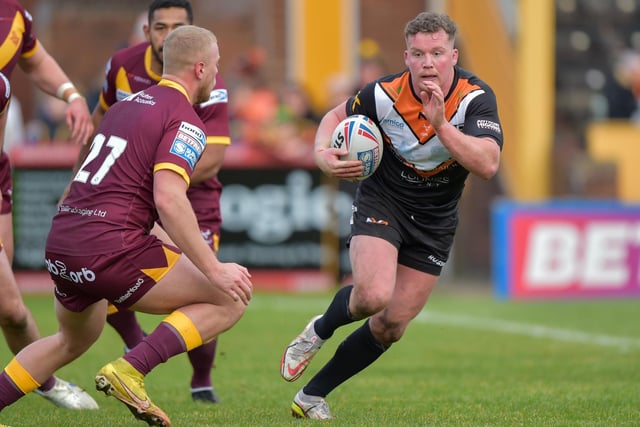 Adam Milner on the attack against Huddersfield Giants.