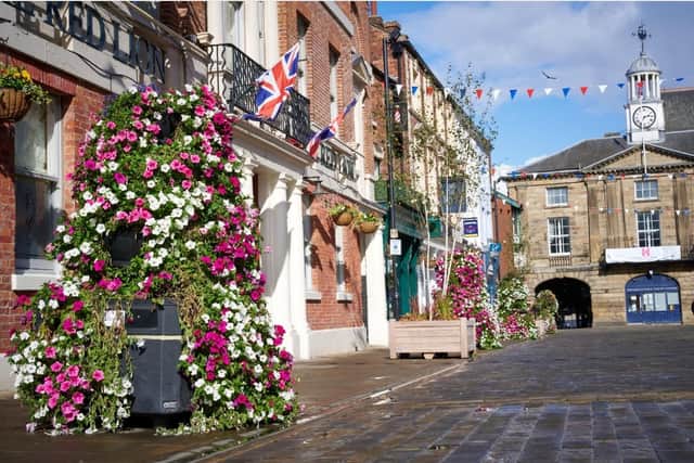 For this year’s entry, Pontefract in Bloom bought additional planters with grants from Wakefield Council’s Neighbourhood Improvement Fund and Pontefract Councillors agreed to pay for two Platinum Jubilee planters, from the Local Capital Fund. The rest of the funding came from businesses and individual sponsorship.