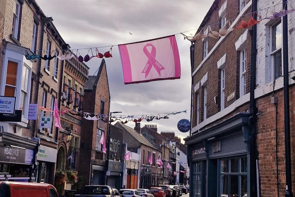 Pontefract wurde rosa gestrichen und im Stadtzentrum wurden BHs aufgehängt ...