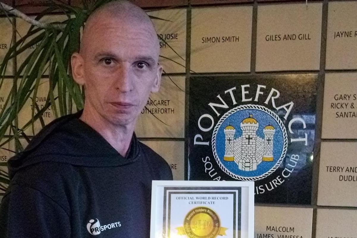 Mark Vallint, Trainer des Pontefract Squash Clubs, stellt neuen Weltrekord ...