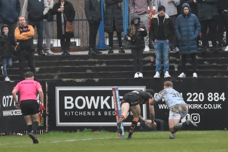 Elliot Wallis goes over for a try in the corner on his Castleford Tigers debut.