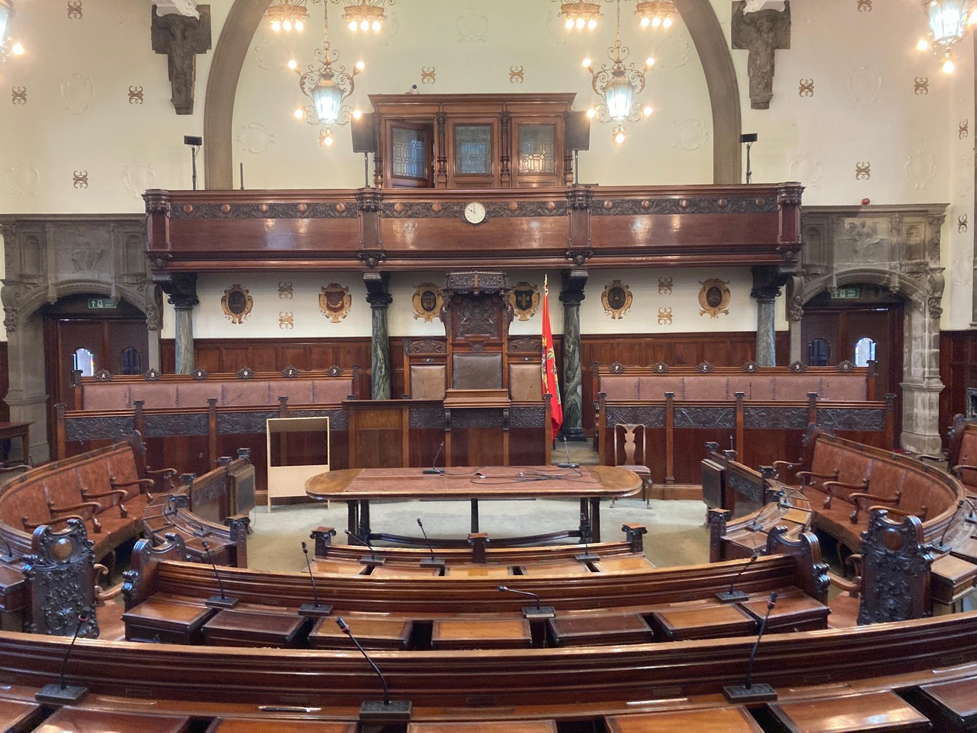 Polizei ermittelt wegen Aufnahmen von Eindringlingen, die sich im Rathaus ...