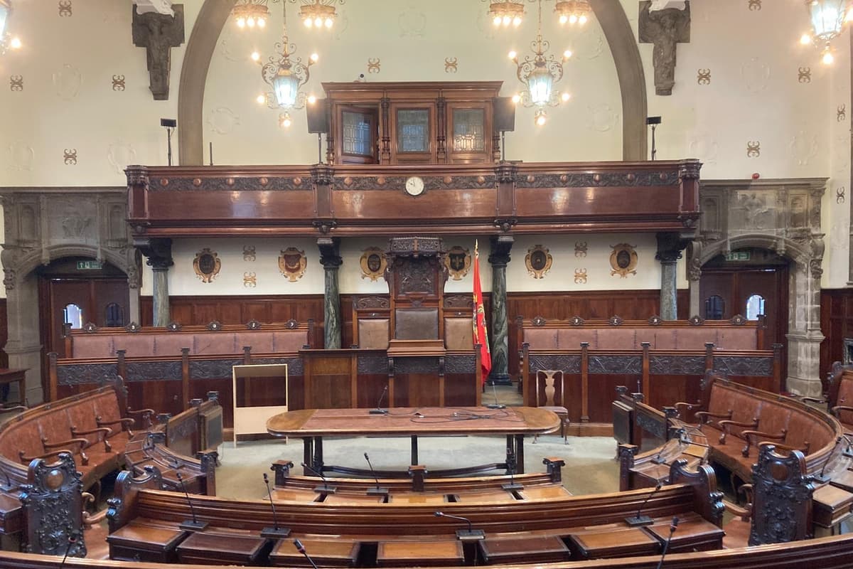 Polizei ermittelt wegen Aufnahmen von Eindringlingen, die sich im Rathaus ...