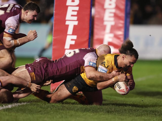 Ashton Golding scores a try.
