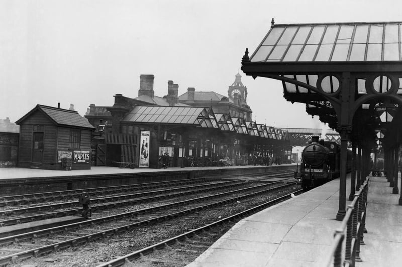An L.N.E.R. train arriving at Wakefield railway station, Yorkshire, 3rd August 1927. (Photo by E. Bacon/Topical Press Agency/Hulton Archive/Getty Images)