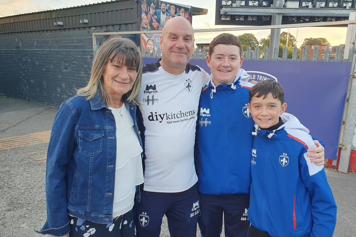 Drei Generationen einer Familie von Wakefield Trinity-Fans für das Grand ...